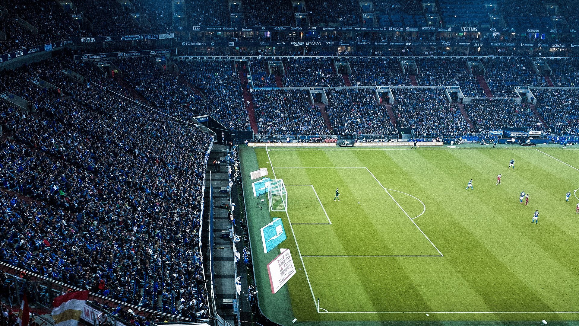 车队联合研发新型赛车技术，争夺赛场优势，赛车 车队